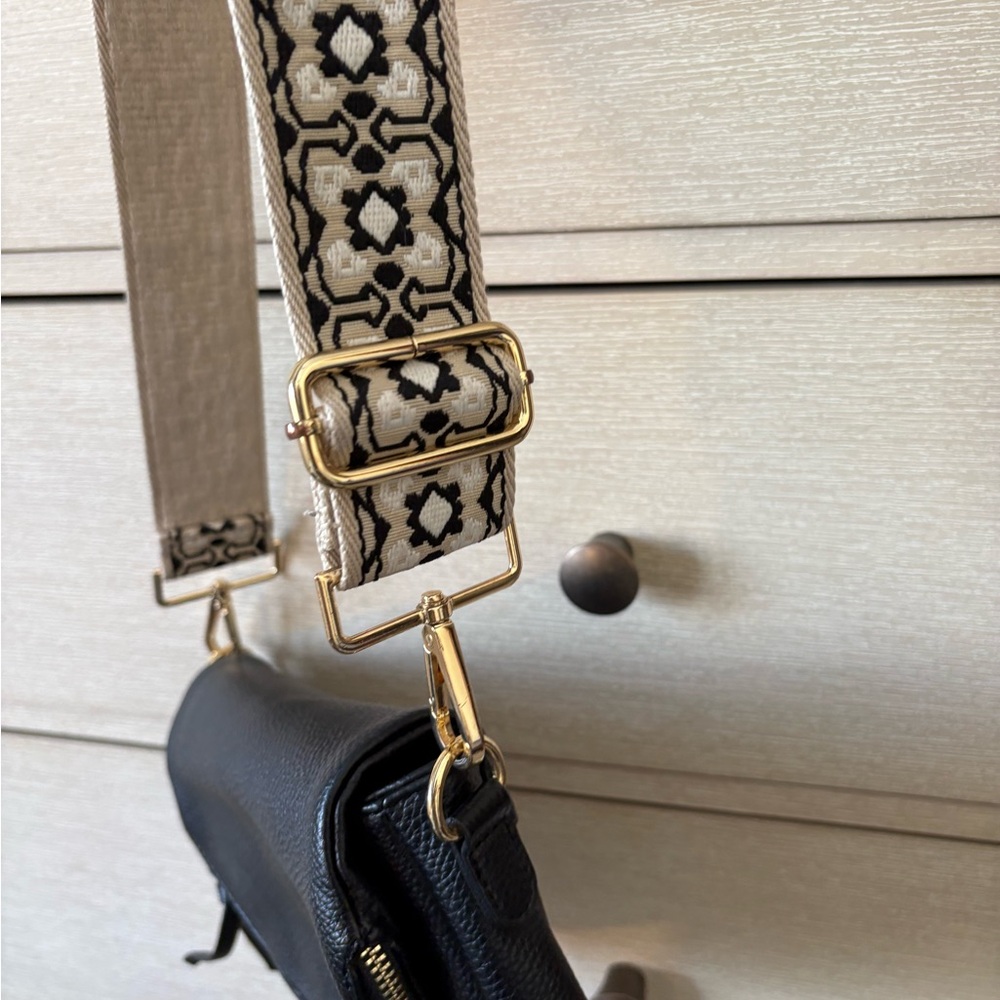 Chic Black Crossbody Bag with Gold Accents - Picture 3 of 4